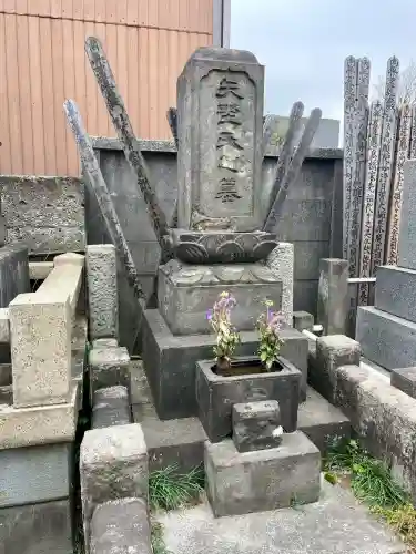 本光寺の{uncategorized: "未分類", other: "その他", undefined: "問題あり", building: "その他建物", grave: "お墓", sacred_gate: "鳥居", guardian: "狛犬", statue: "像", buddha: "仏像", history: "歴史", nature: "自然", garden: "庭園", animal: "動物", pagoda: "塔", temizu: "手水舎", mountain_gate: "山門・神門", sanctuary: "本殿・本堂", subordinate: "末社・摂社", art: "芸術", scenery: "景色", jizo: "地蔵", ema: "絵馬", goshuin: "御朱印", omikuji: "おみくじ", items: "授与品その他", amulet: "お守り", goshuincho: "御朱印帳", eats: "食事", festival: "お祭り", votive_dance: "神楽", shichigosan: "七五三参", wedding: "結婚式", experience: "体験その他", initially: "初詣", around: "周辺", anti_infection: "感染症対策"}
