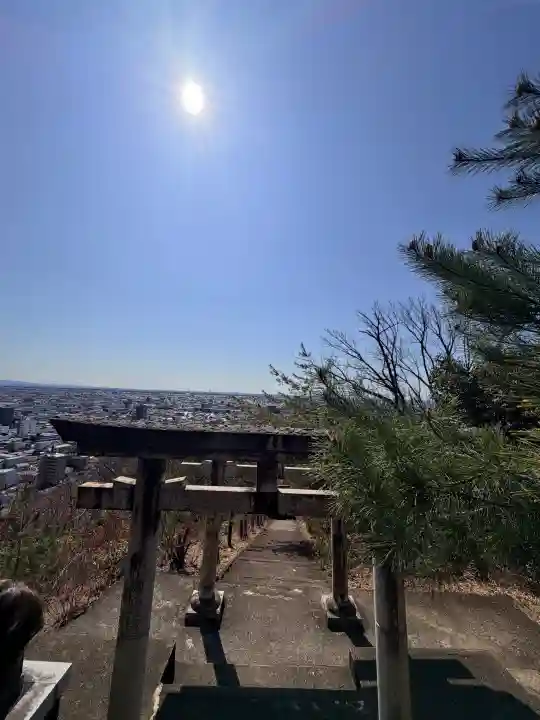 岐阜稲荷山本社の{uncategorized: "未分類", other: "その他", undefined: "問題あり", building: "その他建物", grave: "お墓", sacred_gate: "鳥居", guardian: "狛犬", statue: "像", buddha: "仏像", history: "歴史", nature: "自然", garden: "庭園", animal: "動物", pagoda: "塔", temizu: "手水舎", mountain_gate: "山門・神門", sanctuary: "本殿・本堂", subordinate: "末社・摂社", art: "芸術", scenery: "景色", jizo: "地蔵", ema: "絵馬", goshuin: "御朱印", omikuji: "おみくじ", items: "授与品その他", amulet: "お守り", goshuincho: "御朱印帳", eats: "食事", festival: "お祭り", votive_dance: "神楽", shichigosan: "七五三参", wedding: "結婚式", experience: "体験その他", initially: "初詣", around: "周辺", anti_infection: "感染症対策"}