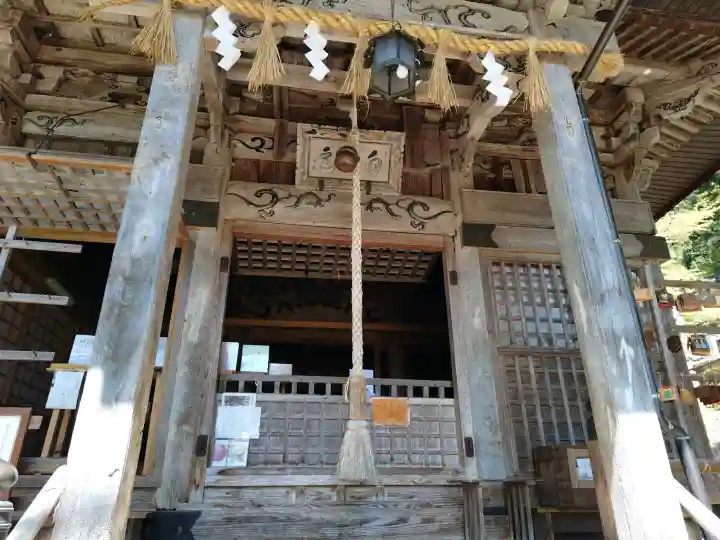 浦佐白山神社の{uncategorized: "未分類", other: "その他", undefined: "問題あり", building: "その他建物", grave: "お墓", sacred_gate: "鳥居", guardian: "狛犬", statue: "像", buddha: "仏像", history: "歴史", nature: "自然", garden: "庭園", animal: "動物", pagoda: "塔", temizu: "手水舎", mountain_gate: "山門・神門", sanctuary: "本殿・本堂", subordinate: "末社・摂社", art: "芸術", scenery: "景色", jizo: "地蔵", ema: "絵馬", goshuin: "御朱印", omikuji: "おみくじ", items: "授与品その他", amulet: "お守り", goshuincho: "御朱印帳", eats: "食事", festival: "お祭り", votive_dance: "神楽", shichigosan: "七五三参", wedding: "結婚式", experience: "体験その他", initially: "初詣", around: "周辺", anti_infection: "感染症対策"}