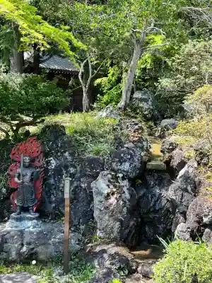 鶏足寺の{uncategorized: "未分類", other: "その他", undefined: "問題あり", building: "その他建物", grave: "お墓", sacred_gate: "鳥居", guardian: "狛犬", statue: "像", buddha: "仏像", history: "歴史", nature: "自然", garden: "庭園", animal: "動物", pagoda: "塔", temizu: "手水舎", mountain_gate: "山門・神門", sanctuary: "本殿・本堂", subordinate: "末社・摂社", art: "芸術", scenery: "景色", jizo: "地蔵", ema: "絵馬", goshuin: "御朱印", omikuji: "おみくじ", items: "授与品その他", amulet: "お守り", goshuincho: "御朱印帳", eats: "食事", festival: "お祭り", votive_dance: "神楽", shichigosan: "七五三参", wedding: "結婚式", experience: "体験その他", initially: "初詣", around: "周辺", anti_infection: "感染症対策"}