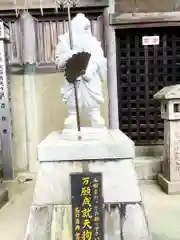 尺間神社の像