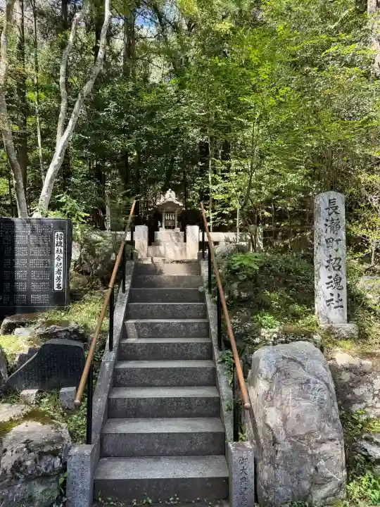 宝登山神社の{uncategorized: "未分類", other: "その他", undefined: "問題あり", building: "その他建物", grave: "お墓", sacred_gate: "鳥居", guardian: "狛犬", statue: "像", buddha: "仏像", history: "歴史", nature: "自然", garden: "庭園", animal: "動物", pagoda: "塔", temizu: "手水舎", mountain_gate: "山門・神門", sanctuary: "本殿・本堂", subordinate: "末社・摂社", art: "芸術", scenery: "景色", jizo: "地蔵", ema: "絵馬", goshuin: "御朱印", omikuji: "おみくじ", items: "授与品その他", amulet: "お守り", goshuincho: "御朱印帳", eats: "食事", festival: "お祭り", votive_dance: "神楽", shichigosan: "七五三参", wedding: "結婚式", experience: "体験その他", initially: "初詣", around: "周辺", anti_infection: "感染症対策"}