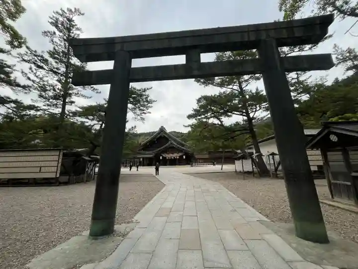 出雲大社の{uncategorized: "未分類", other: "その他", undefined: "問題あり", building: "その他建物", grave: "お墓", sacred_gate: "鳥居", guardian: "狛犬", statue: "像", buddha: "仏像", history: "歴史", nature: "自然", garden: "庭園", animal: "動物", pagoda: "塔", temizu: "手水舎", mountain_gate: "山門・神門", sanctuary: "本殿・本堂", subordinate: "末社・摂社", art: "芸術", scenery: "景色", jizo: "地蔵", ema: "絵馬", goshuin: "御朱印", omikuji: "おみくじ", items: "授与品その他", amulet: "お守り", goshuincho: "御朱印帳", eats: "食事", festival: "お祭り", votive_dance: "神楽", shichigosan: "七五三参", wedding: "結婚式", experience: "体験その他", initially: "初詣", around: "周辺", anti_infection: "感染症対策"}