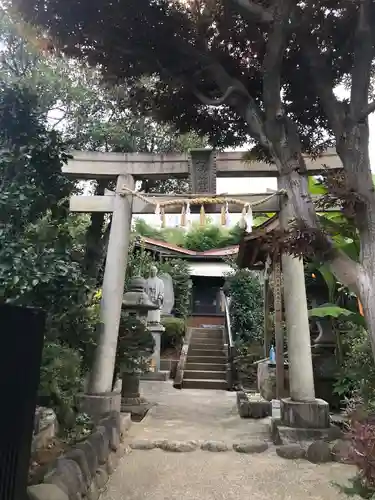 横浜御嶽神社の鳥居