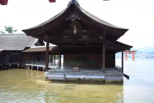 厳島神社の本殿