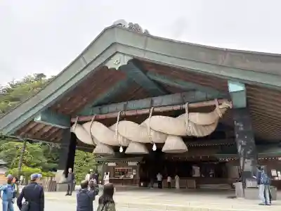 出雲大社神楽殿の{uncategorized: "未分類", other: "その他", undefined: "問題あり", building: "その他建物", grave: "お墓", sacred_gate: "鳥居", guardian: "狛犬", statue: "像", buddha: "仏像", history: "歴史", nature: "自然", garden: "庭園", animal: "動物", pagoda: "塔", temizu: "手水舎", mountain_gate: "山門・神門", sanctuary: "本殿・本堂", subordinate: "末社・摂社", art: "芸術", scenery: "景色", jizo: "地蔵", ema: "絵馬", goshuin: "御朱印", omikuji: "おみくじ", items: "授与品その他", amulet: "お守り", goshuincho: "御朱印帳", eats: "食事", festival: "お祭り", votive_dance: "神楽", shichigosan: "七五三参", wedding: "結婚式", experience: "体験その他", initially: "初詣", around: "周辺", anti_infection: "感染症対策"}