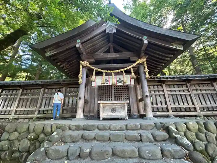 諏訪大社上社前宮の本殿・本堂