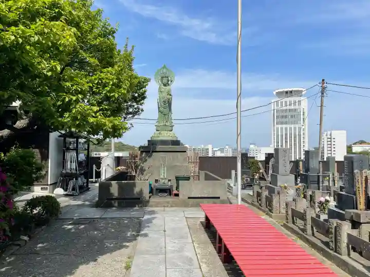 萬藏寺の{uncategorized: "未分類", other: "その他", undefined: "問題あり", building: "その他建物", grave: "お墓", sacred_gate: "鳥居", guardian: "狛犬", statue: "像", buddha: "仏像", history: "歴史", nature: "自然", garden: "庭園", animal: "動物", pagoda: "塔", temizu: "手水舎", mountain_gate: "山門・神門", sanctuary: "本殿・本堂", subordinate: "末社・摂社", art: "芸術", scenery: "景色", jizo: "地蔵", ema: "絵馬", goshuin: "御朱印", omikuji: "おみくじ", items: "授与品その他", amulet: "お守り", goshuincho: "御朱印帳", eats: "食事", festival: "お祭り", votive_dance: "神楽", shichigosan: "七五三参", wedding: "結婚式", experience: "体験その他", initially: "初詣", around: "周辺", anti_infection: "感染症対策"}