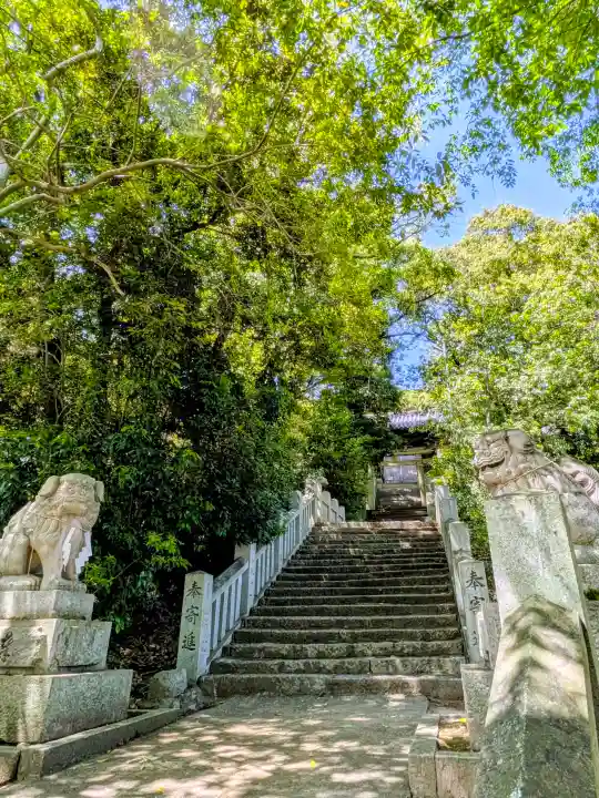 鴨神社の{uncategorized: "未分類", other: "その他", undefined: "問題あり", building: "その他建物", grave: "お墓", sacred_gate: "鳥居", guardian: "狛犬", statue: "像", buddha: "仏像", history: "歴史", nature: "自然", garden: "庭園", animal: "動物", pagoda: "塔", temizu: "手水舎", mountain_gate: "山門・神門", sanctuary: "本殿・本堂", subordinate: "末社・摂社", art: "芸術", scenery: "景色", jizo: "地蔵", ema: "絵馬", goshuin: "御朱印", omikuji: "おみくじ", items: "授与品その他", amulet: "お守り", goshuincho: "御朱印帳", eats: "食事", festival: "お祭り", votive_dance: "神楽", shichigosan: "七五三参", wedding: "結婚式", experience: "体験その他", initially: "初詣", around: "周辺", anti_infection: "感染症対策"}