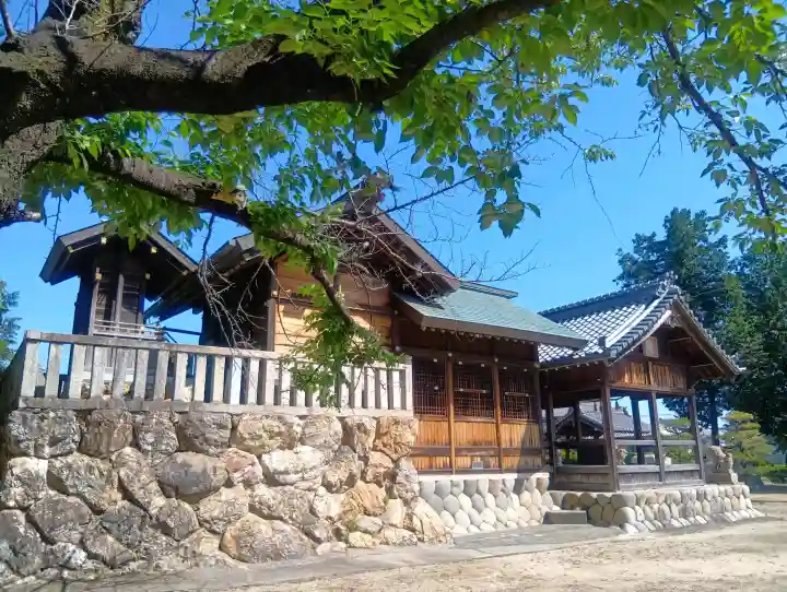 神明神社の{uncategorized: "未分類", other: "その他", undefined: "問題あり", building: "その他建物", grave: "お墓", sacred_gate: "鳥居", guardian: "狛犬", statue: "像", buddha: "仏像", history: "歴史", nature: "自然", garden: "庭園", animal: "動物", pagoda: "塔", temizu: "手水舎", mountain_gate: "山門・神門", sanctuary: "本殿・本堂", subordinate: "末社・摂社", art: "芸術", scenery: "景色", jizo: "地蔵", ema: "絵馬", goshuin: "御朱印", omikuji: "おみくじ", items: "授与品その他", amulet: "お守り", goshuincho: "御朱印帳", eats: "食事", festival: "お祭り", votive_dance: "神楽", shichigosan: "七五三参", wedding: "結婚式", experience: "体験その他", initially: "初詣", around: "周辺", anti_infection: "感染症対策"}