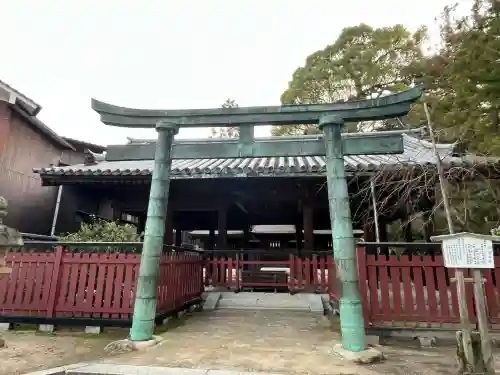 三翁神社の{uncategorized: "未分類", other: "その他", undefined: "問題あり", building: "その他建物", grave: "お墓", sacred_gate: "鳥居", guardian: "狛犬", statue: "像", buddha: "仏像", history: "歴史", nature: "自然", garden: "庭園", animal: "動物", pagoda: "塔", temizu: "手水舎", mountain_gate: "山門・神門", sanctuary: "本殿・本堂", subordinate: "末社・摂社", art: "芸術", scenery: "景色", jizo: "地蔵", ema: "絵馬", goshuin: "御朱印", omikuji: "おみくじ", items: "授与品その他", amulet: "お守り", goshuincho: "御朱印帳", eats: "食事", festival: "お祭り", votive_dance: "神楽", shichigosan: "七五三参", wedding: "結婚式", experience: "体験その他", initially: "初詣", around: "周辺", anti_infection: "感染症対策"}