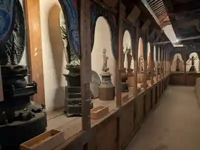 成身院 百体観音堂(さざえ堂)(埼玉県)