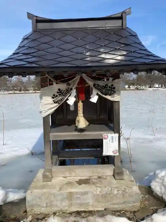 猿賀神社の{uncategorized: "未分類", other: "その他", undefined: "問題あり", building: "その他建物", grave: "お墓", sacred_gate: "鳥居", guardian: "狛犬", statue: "像", buddha: "仏像", history: "歴史", nature: "自然", garden: "庭園", animal: "動物", pagoda: "塔", temizu: "手水舎", mountain_gate: "山門・神門", sanctuary: "本殿・本堂", subordinate: "末社・摂社", art: "芸術", scenery: "景色", jizo: "地蔵", ema: "絵馬", goshuin: "御朱印", omikuji: "おみくじ", items: "授与品その他", amulet: "お守り", goshuincho: "御朱印帳", eats: "食事", festival: "お祭り", votive_dance: "神楽", shichigosan: "七五三参", wedding: "結婚式", experience: "体験その他", initially: "初詣", around: "周辺", anti_infection: "感染症対策"}