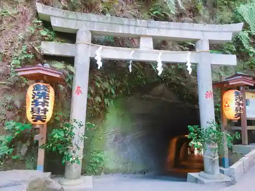 銭洗弁財天宇賀福神社の鳥居