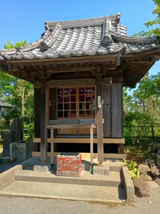 布施弁天 東海寺の{uncategorized: "未分類", other: "その他", undefined: "問題あり", building: "その他建物", grave: "お墓", sacred_gate: "鳥居", guardian: "狛犬", statue: "像", buddha: "仏像", history: "歴史", nature: "自然", garden: "庭園", animal: "動物", pagoda: "塔", temizu: "手水舎", mountain_gate: "山門・神門", sanctuary: "本殿・本堂", subordinate: "末社・摂社", art: "芸術", scenery: "景色", jizo: "地蔵", ema: "絵馬", goshuin: "御朱印", omikuji: "おみくじ", items: "授与品その他", amulet: "お守り", goshuincho: "御朱印帳", eats: "食事", festival: "お祭り", votive_dance: "神楽", shichigosan: "七五三参", wedding: "結婚式", experience: "体験その他", initially: "初詣", around: "周辺", anti_infection: "感染症対策"}