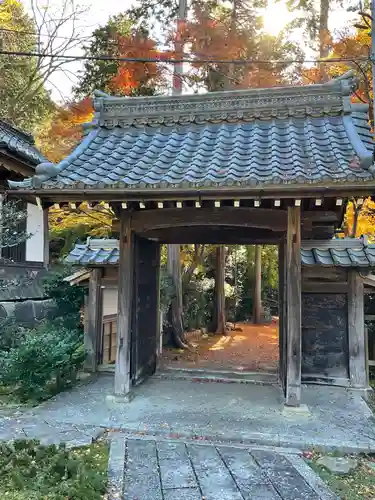 吸湖山　青岸寺の山門