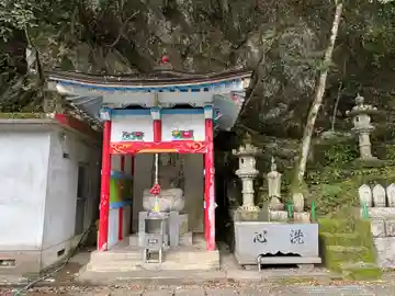 祖谷川地蔵の本殿・本堂