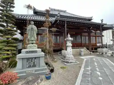 長徳寺の{uncategorized: "未分類", other: "その他", undefined: "問題あり", building: "その他建物", grave: "お墓", sacred_gate: "鳥居", guardian: "狛犬", statue: "像", buddha: "仏像", history: "歴史", nature: "自然", garden: "庭園", animal: "動物", pagoda: "塔", temizu: "手水舎", mountain_gate: "山門・神門", sanctuary: "本殿・本堂", subordinate: "末社・摂社", art: "芸術", scenery: "景色", jizo: "地蔵", ema: "絵馬", goshuin: "御朱印", omikuji: "おみくじ", items: "授与品その他", amulet: "お守り", goshuincho: "御朱印帳", eats: "食事", festival: "お祭り", votive_dance: "神楽", shichigosan: "七五三参", wedding: "結婚式", experience: "体験その他", initially: "初詣", around: "周辺", anti_infection: "感染症対策"}