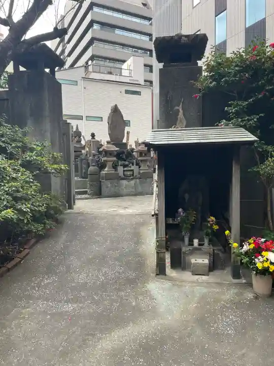 花岳院の{uncategorized: "未分類", other: "その他", undefined: "問題あり", building: "その他建物", grave: "お墓", sacred_gate: "鳥居", guardian: "狛犬", statue: "像", buddha: "仏像", history: "歴史", nature: "自然", garden: "庭園", animal: "動物", pagoda: "塔", temizu: "手水舎", mountain_gate: "山門・神門", sanctuary: "本殿・本堂", subordinate: "末社・摂社", art: "芸術", scenery: "景色", jizo: "地蔵", ema: "絵馬", goshuin: "御朱印", omikuji: "おみくじ", items: "授与品その他", amulet: "お守り", goshuincho: "御朱印帳", eats: "食事", festival: "お祭り", votive_dance: "神楽", shichigosan: "七五三参", wedding: "結婚式", experience: "体験その他", initially: "初詣", around: "周辺", anti_infection: "感染症対策"}