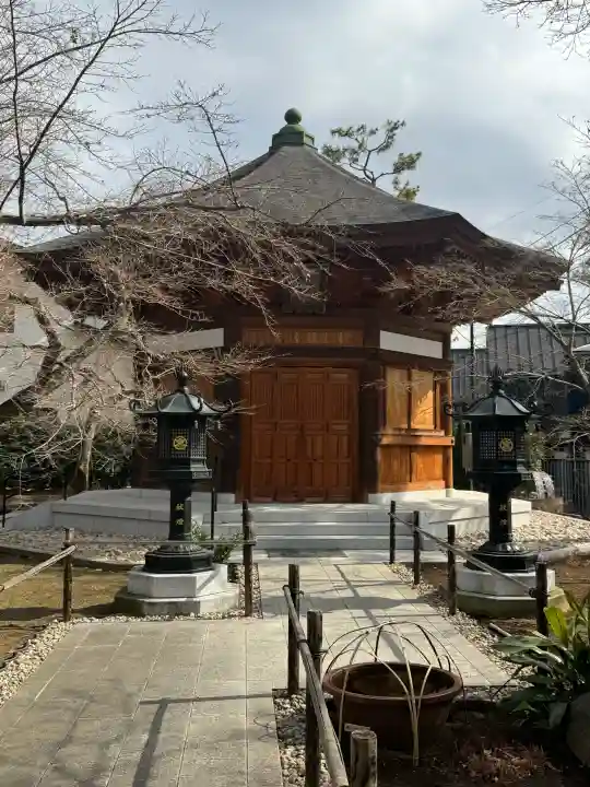 豪徳寺の{uncategorized: "未分類", other: "その他", undefined: "問題あり", building: "その他建物", grave: "お墓", sacred_gate: "鳥居", guardian: "狛犬", statue: "像", buddha: "仏像", history: "歴史", nature: "自然", garden: "庭園", animal: "動物", pagoda: "塔", temizu: "手水舎", mountain_gate: "山門・神門", sanctuary: "本殿・本堂", subordinate: "末社・摂社", art: "芸術", scenery: "景色", jizo: "地蔵", ema: "絵馬", goshuin: "御朱印", omikuji: "おみくじ", items: "授与品その他", amulet: "お守り", goshuincho: "御朱印帳", eats: "食事", festival: "お祭り", votive_dance: "神楽", shichigosan: "七五三参", wedding: "結婚式", experience: "体験その他", initially: "初詣", around: "周辺", anti_infection: "感染症対策"}