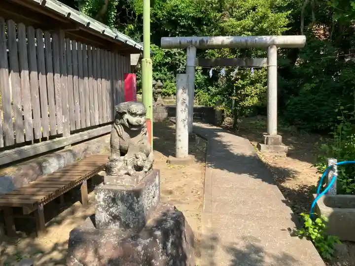 諏訪神社の{uncategorized: "未分類", other: "その他", undefined: "問題あり", building: "その他建物", grave: "お墓", sacred_gate: "鳥居", guardian: "狛犬", statue: "像", buddha: "仏像", history: "歴史", nature: "自然", garden: "庭園", animal: "動物", pagoda: "塔", temizu: "手水舎", mountain_gate: "山門・神門", sanctuary: "本殿・本堂", subordinate: "末社・摂社", art: "芸術", scenery: "景色", jizo: "地蔵", ema: "絵馬", goshuin: "御朱印", omikuji: "おみくじ", items: "授与品その他", amulet: "お守り", goshuincho: "御朱印帳", eats: "食事", festival: "お祭り", votive_dance: "神楽", shichigosan: "七五三参", wedding: "結婚式", experience: "体験その他", initially: "初詣", around: "周辺", anti_infection: "感染症対策"}