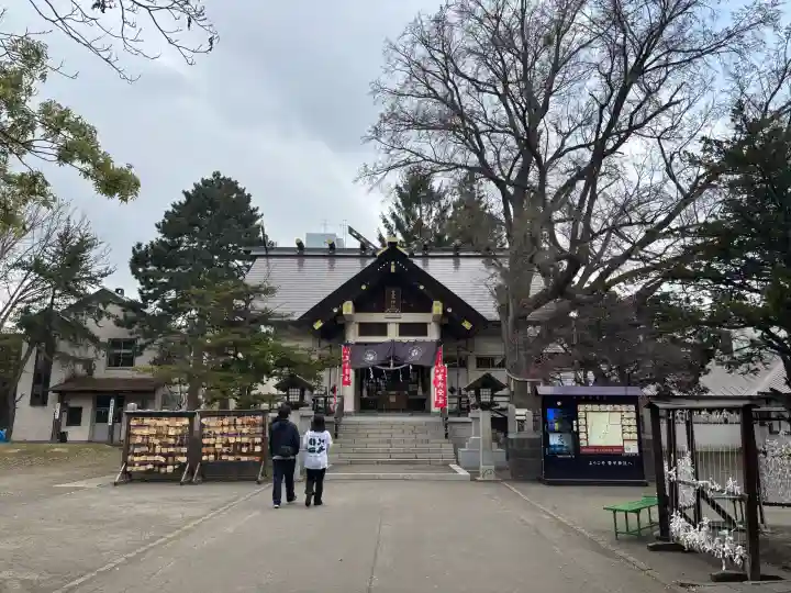豊平神社の{uncategorized: "未分類", other: "その他", undefined: "問題あり", building: "その他建物", grave: "お墓", sacred_gate: "鳥居", guardian: "狛犬", statue: "像", buddha: "仏像", history: "歴史", nature: "自然", garden: "庭園", animal: "動物", pagoda: "塔", temizu: "手水舎", mountain_gate: "山門・神門", sanctuary: "本殿・本堂", subordinate: "末社・摂社", art: "芸術", scenery: "景色", jizo: "地蔵", ema: "絵馬", goshuin: "御朱印", omikuji: "おみくじ", items: "授与品その他", amulet: "お守り", goshuincho: "御朱印帳", eats: "食事", festival: "お祭り", votive_dance: "神楽", shichigosan: "七五三参", wedding: "結婚式", experience: "体験その他", initially: "初詣", around: "周辺", anti_infection: "感染症対策"}