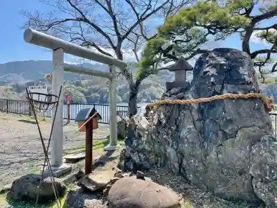 御供岩の{uncategorized: "未分類", other: "その他", undefined: "問題あり", building: "その他建物", grave: "お墓", sacred_gate: "鳥居", guardian: "狛犬", statue: "像", buddha: "仏像", history: "歴史", nature: "自然", garden: "庭園", animal: "動物", pagoda: "塔", temizu: "手水舎", mountain_gate: "山門・神門", sanctuary: "本殿・本堂", subordinate: "末社・摂社", art: "芸術", scenery: "景色", jizo: "地蔵", ema: "絵馬", goshuin: "御朱印", omikuji: "おみくじ", items: "授与品その他", amulet: "お守り", goshuincho: "御朱印帳", eats: "食事", festival: "お祭り", votive_dance: "神楽", shichigosan: "七五三参", wedding: "結婚式", experience: "体験その他", initially: "初詣", around: "周辺", anti_infection: "感染症対策"}