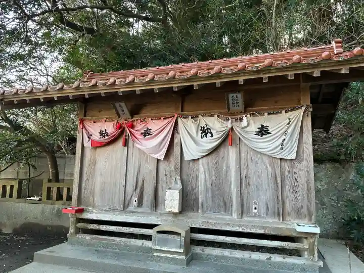 三社神社の{uncategorized: "未分類", other: "その他", undefined: "問題あり", building: "その他建物", grave: "お墓", sacred_gate: "鳥居", guardian: "狛犬", statue: "像", buddha: "仏像", history: "歴史", nature: "自然", garden: "庭園", animal: "動物", pagoda: "塔", temizu: "手水舎", mountain_gate: "山門・神門", sanctuary: "本殿・本堂", subordinate: "末社・摂社", art: "芸術", scenery: "景色", jizo: "地蔵", ema: "絵馬", goshuin: "御朱印", omikuji: "おみくじ", items: "授与品その他", amulet: "お守り", goshuincho: "御朱印帳", eats: "食事", festival: "お祭り", votive_dance: "神楽", shichigosan: "七五三参", wedding: "結婚式", experience: "体験その他", initially: "初詣", around: "周辺", anti_infection: "感染症対策"}
