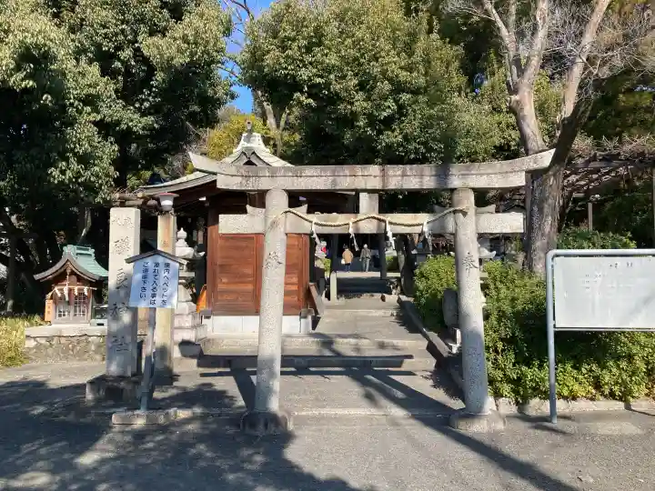 磯良神社(疣水神社)の{uncategorized: "未分類", other: "その他", undefined: "問題あり", building: "その他建物", grave: "お墓", sacred_gate: "鳥居", guardian: "狛犬", statue: "像", buddha: "仏像", history: "歴史", nature: "自然", garden: "庭園", animal: "動物", pagoda: "塔", temizu: "手水舎", mountain_gate: "山門・神門", sanctuary: "本殿・本堂", subordinate: "末社・摂社", art: "芸術", scenery: "景色", jizo: "地蔵", ema: "絵馬", goshuin: "御朱印", omikuji: "おみくじ", items: "授与品その他", amulet: "お守り", goshuincho: "御朱印帳", eats: "食事", festival: "お祭り", votive_dance: "神楽", shichigosan: "七五三参", wedding: "結婚式", experience: "体験その他", initially: "初詣", around: "周辺", anti_infection: "感染症対策"}