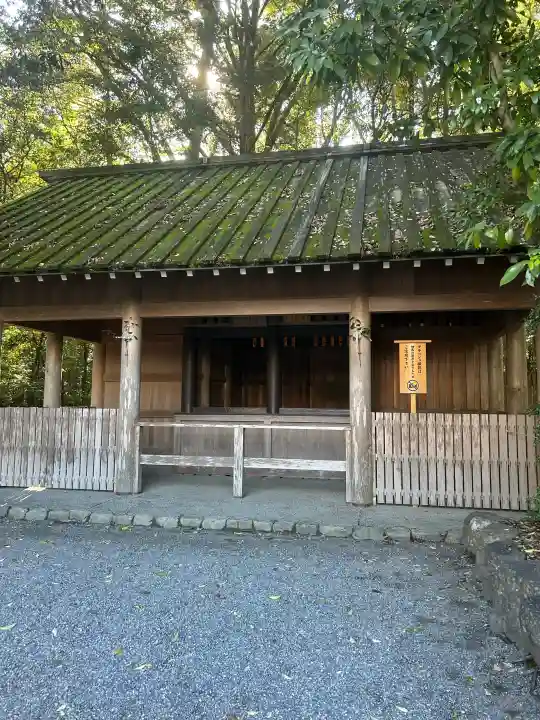 伊勢神宮内宮(皇大神宮)の{uncategorized: "未分類", other: "その他", undefined: "問題あり", building: "その他建物", grave: "お墓", sacred_gate: "鳥居", guardian: "狛犬", statue: "像", buddha: "仏像", history: "歴史", nature: "自然", garden: "庭園", animal: "動物", pagoda: "塔", temizu: "手水舎", mountain_gate: "山門・神門", sanctuary: "本殿・本堂", subordinate: "末社・摂社", art: "芸術", scenery: "景色", jizo: "地蔵", ema: "絵馬", goshuin: "御朱印", omikuji: "おみくじ", items: "授与品その他", amulet: "お守り", goshuincho: "御朱印帳", eats: "食事", festival: "お祭り", votive_dance: "神楽", shichigosan: "七五三参", wedding: "結婚式", experience: "体験その他", initially: "初詣", around: "周辺", anti_infection: "感染症対策"}