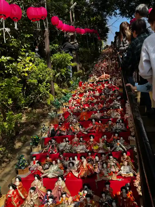 座間神社の{uncategorized: "未分類", other: "その他", undefined: "問題あり", building: "その他建物", grave: "お墓", sacred_gate: "鳥居", guardian: "狛犬", statue: "像", buddha: "仏像", history: "歴史", nature: "自然", garden: "庭園", animal: "動物", pagoda: "塔", temizu: "手水舎", mountain_gate: "山門・神門", sanctuary: "本殿・本堂", subordinate: "末社・摂社", art: "芸術", scenery: "景色", jizo: "地蔵", ema: "絵馬", goshuin: "御朱印", omikuji: "おみくじ", items: "授与品その他", amulet: "お守り", goshuincho: "御朱印帳", eats: "食事", festival: "お祭り", votive_dance: "神楽", shichigosan: "七五三参", wedding: "結婚式", experience: "体験その他", initially: "初詣", around: "周辺", anti_infection: "感染症対策"}
