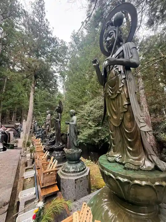 高野山金剛峯寺奥の院の{uncategorized: "未分類", other: "その他", undefined: "問題あり", building: "その他建物", grave: "お墓", sacred_gate: "鳥居", guardian: "狛犬", statue: "像", buddha: "仏像", history: "歴史", nature: "自然", garden: "庭園", animal: "動物", pagoda: "塔", temizu: "手水舎", mountain_gate: "山門・神門", sanctuary: "本殿・本堂", subordinate: "末社・摂社", art: "芸術", scenery: "景色", jizo: "地蔵", ema: "絵馬", goshuin: "御朱印", omikuji: "おみくじ", items: "授与品その他", amulet: "お守り", goshuincho: "御朱印帳", eats: "食事", festival: "お祭り", votive_dance: "神楽", shichigosan: "七五三参", wedding: "結婚式", experience: "体験その他", initially: "初詣", around: "周辺", anti_infection: "感染症対策"}