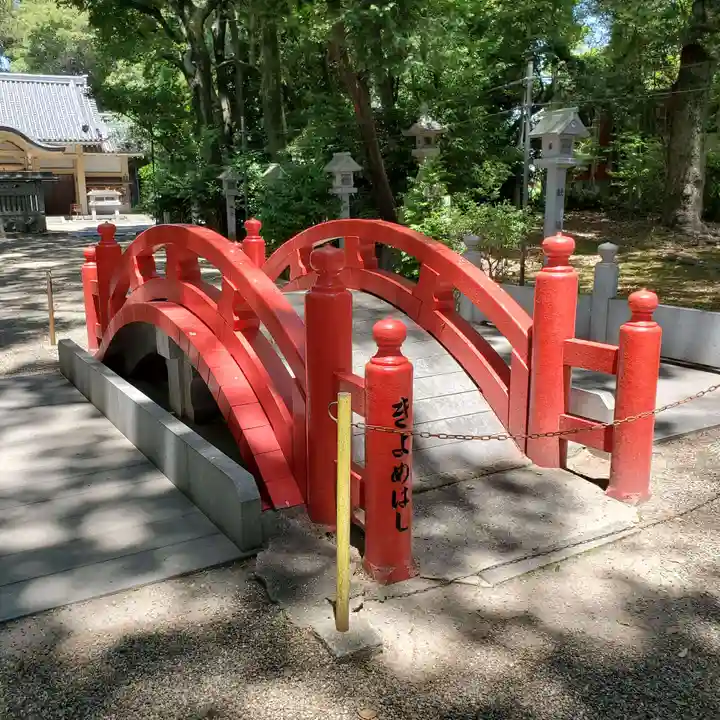 漆部神社の庭園
