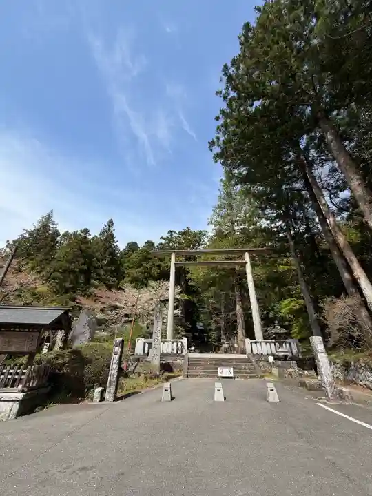 赤城神社(三夜沢町)の{uncategorized: "未分類", other: "その他", undefined: "問題あり", building: "その他建物", grave: "お墓", sacred_gate: "鳥居", guardian: "狛犬", statue: "像", buddha: "仏像", history: "歴史", nature: "自然", garden: "庭園", animal: "動物", pagoda: "塔", temizu: "手水舎", mountain_gate: "山門・神門", sanctuary: "本殿・本堂", subordinate: "末社・摂社", art: "芸術", scenery: "景色", jizo: "地蔵", ema: "絵馬", goshuin: "御朱印", omikuji: "おみくじ", items: "授与品その他", amulet: "お守り", goshuincho: "御朱印帳", eats: "食事", festival: "お祭り", votive_dance: "神楽", shichigosan: "七五三参", wedding: "結婚式", experience: "体験その他", initially: "初詣", around: "周辺", anti_infection: "感染症対策"}