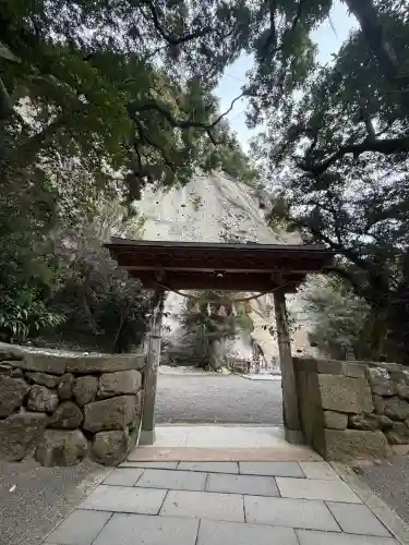 花窟神社の{uncategorized: "未分類", other: "その他", undefined: "問題あり", building: "その他建物", grave: "お墓", sacred_gate: "鳥居", guardian: "狛犬", statue: "像", buddha: "仏像", history: "歴史", nature: "自然", garden: "庭園", animal: "動物", pagoda: "塔", temizu: "手水舎", mountain_gate: "山門・神門", sanctuary: "本殿・本堂", subordinate: "末社・摂社", art: "芸術", scenery: "景色", jizo: "地蔵", ema: "絵馬", goshuin: "御朱印", omikuji: "おみくじ", items: "授与品その他", amulet: "お守り", goshuincho: "御朱印帳", eats: "食事", festival: "お祭り", votive_dance: "神楽", shichigosan: "七五三参", wedding: "結婚式", experience: "体験その他", initially: "初詣", around: "周辺", anti_infection: "感染症対策"}