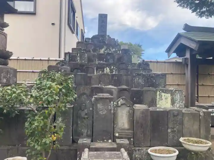 荘厳寺の{uncategorized: "未分類", other: "その他", undefined: "問題あり", building: "その他建物", grave: "お墓", sacred_gate: "鳥居", guardian: "狛犬", statue: "像", buddha: "仏像", history: "歴史", nature: "自然", garden: "庭園", animal: "動物", pagoda: "塔", temizu: "手水舎", mountain_gate: "山門・神門", sanctuary: "本殿・本堂", subordinate: "末社・摂社", art: "芸術", scenery: "景色", jizo: "地蔵", ema: "絵馬", goshuin: "御朱印", omikuji: "おみくじ", items: "授与品その他", amulet: "お守り", goshuincho: "御朱印帳", eats: "食事", festival: "お祭り", votive_dance: "神楽", shichigosan: "七五三参", wedding: "結婚式", experience: "体験その他", initially: "初詣", around: "周辺", anti_infection: "感染症対策"}