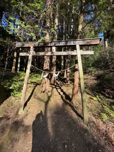 須我神社奥宮の{uncategorized: "未分類", other: "その他", undefined: "問題あり", building: "その他建物", grave: "お墓", sacred_gate: "鳥居", guardian: "狛犬", statue: "像", buddha: "仏像", history: "歴史", nature: "自然", garden: "庭園", animal: "動物", pagoda: "塔", temizu: "手水舎", mountain_gate: "山門・神門", sanctuary: "本殿・本堂", subordinate: "末社・摂社", art: "芸術", scenery: "景色", jizo: "地蔵", ema: "絵馬", goshuin: "御朱印", omikuji: "おみくじ", items: "授与品その他", amulet: "お守り", goshuincho: "御朱印帳", eats: "食事", festival: "お祭り", votive_dance: "神楽", shichigosan: "七五三参", wedding: "結婚式", experience: "体験その他", initially: "初詣", around: "周辺", anti_infection: "感染症対策"}