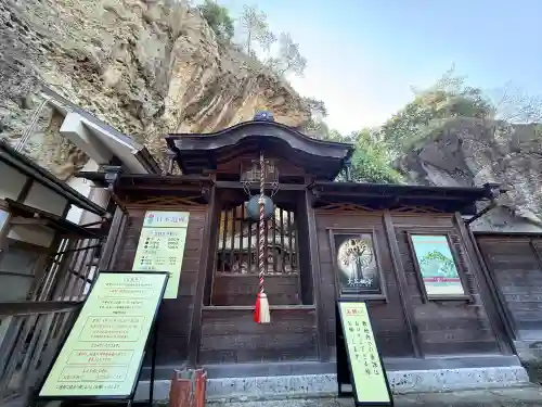 大谷寺の{uncategorized: "未分類", other: "その他", undefined: "問題あり", building: "その他建物", grave: "お墓", sacred_gate: "鳥居", guardian: "狛犬", statue: "像", buddha: "仏像", history: "歴史", nature: "自然", garden: "庭園", animal: "動物", pagoda: "塔", temizu: "手水舎", mountain_gate: "山門・神門", sanctuary: "本殿・本堂", subordinate: "末社・摂社", art: "芸術", scenery: "景色", jizo: "地蔵", ema: "絵馬", goshuin: "御朱印", omikuji: "おみくじ", items: "授与品その他", amulet: "お守り", goshuincho: "御朱印帳", eats: "食事", festival: "お祭り", votive_dance: "神楽", shichigosan: "七五三参", wedding: "結婚式", experience: "体験その他", initially: "初詣", around: "周辺", anti_infection: "感染症対策"}