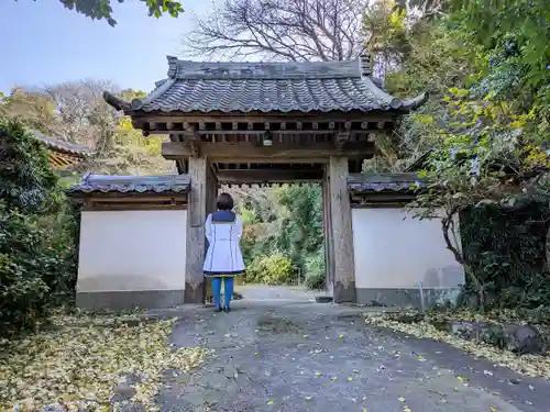 普門寺の山門