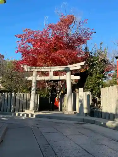 車折神社の{uncategorized: "未分類", other: "その他", undefined: "問題あり", building: "その他建物", grave: "お墓", sacred_gate: "鳥居", guardian: "狛犬", statue: "像", buddha: "仏像", history: "歴史", nature: "自然", garden: "庭園", animal: "動物", pagoda: "塔", temizu: "手水舎", mountain_gate: "山門・神門", sanctuary: "本殿・本堂", subordinate: "末社・摂社", art: "芸術", scenery: "景色", jizo: "地蔵", ema: "絵馬", goshuin: "御朱印", omikuji: "おみくじ", items: "授与品その他", amulet: "お守り", goshuincho: "御朱印帳", eats: "食事", festival: "お祭り", votive_dance: "神楽", shichigosan: "七五三参", wedding: "結婚式", experience: "体験その他", initially: "初詣", around: "周辺", anti_infection: "感染症対策"}