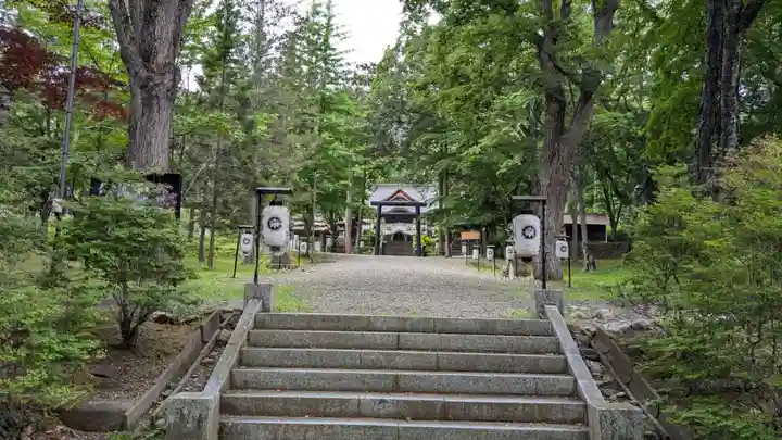 義經神社の庭園