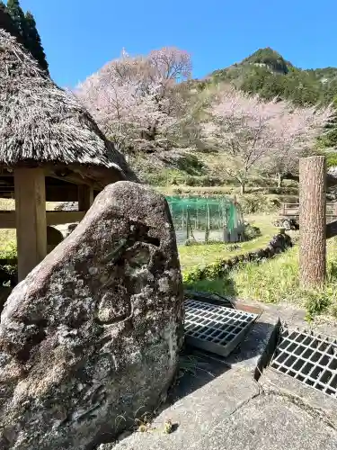 仏隆寺の{uncategorized: "未分類", other: "その他", undefined: "問題あり", building: "その他建物", grave: "お墓", sacred_gate: "鳥居", guardian: "狛犬", statue: "像", buddha: "仏像", history: "歴史", nature: "自然", garden: "庭園", animal: "動物", pagoda: "塔", temizu: "手水舎", mountain_gate: "山門・神門", sanctuary: "本殿・本堂", subordinate: "末社・摂社", art: "芸術", scenery: "景色", jizo: "地蔵", ema: "絵馬", goshuin: "御朱印", omikuji: "おみくじ", items: "授与品その他", amulet: "お守り", goshuincho: "御朱印帳", eats: "食事", festival: "お祭り", votive_dance: "神楽", shichigosan: "七五三参", wedding: "結婚式", experience: "体験その他", initially: "初詣", around: "周辺", anti_infection: "感染症対策"}