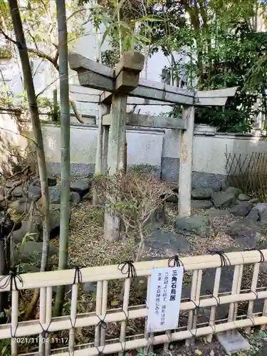 三囲神社の鳥居
