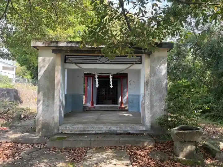 南方神社(諏訪神社)の{uncategorized: "未分類", other: "その他", undefined: "問題あり", building: "その他建物", grave: "お墓", sacred_gate: "鳥居", guardian: "狛犬", statue: "像", buddha: "仏像", history: "歴史", nature: "自然", garden: "庭園", animal: "動物", pagoda: "塔", temizu: "手水舎", mountain_gate: "山門・神門", sanctuary: "本殿・本堂", subordinate: "末社・摂社", art: "芸術", scenery: "景色", jizo: "地蔵", ema: "絵馬", goshuin: "御朱印", omikuji: "おみくじ", items: "授与品その他", amulet: "お守り", goshuincho: "御朱印帳", eats: "食事", festival: "お祭り", votive_dance: "神楽", shichigosan: "七五三参", wedding: "結婚式", experience: "体験その他", initially: "初詣", around: "周辺", anti_infection: "感染症対策"}