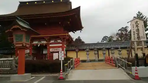 美濃國一宮　南宮大社の山門・神門