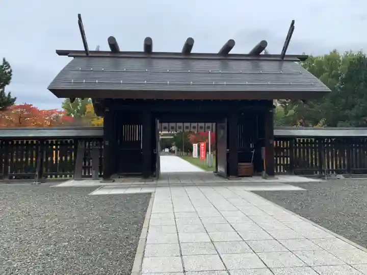札幌護國神社の山門・神門