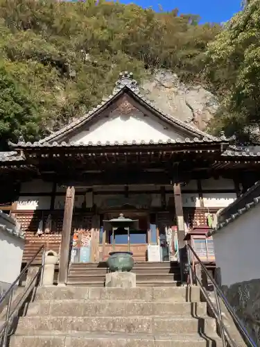 弥谷寺の{uncategorized: "未分類", other: "その他", undefined: "問題あり", building: "その他建物", grave: "お墓", sacred_gate: "鳥居", guardian: "狛犬", statue: "像", buddha: "仏像", history: "歴史", nature: "自然", garden: "庭園", animal: "動物", pagoda: "塔", temizu: "手水舎", mountain_gate: "山門・神門", sanctuary: "本殿・本堂", subordinate: "末社・摂社", art: "芸術", scenery: "景色", jizo: "地蔵", ema: "絵馬", goshuin: "御朱印", omikuji: "おみくじ", items: "授与品その他", amulet: "お守り", goshuincho: "御朱印帳", eats: "食事", festival: "お祭り", votive_dance: "神楽", shichigosan: "七五三参", wedding: "結婚式", experience: "体験その他", initially: "初詣", around: "周辺", anti_infection: "感染症対策"}