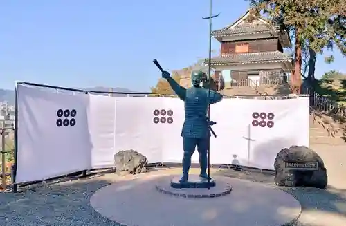 眞田神社の像