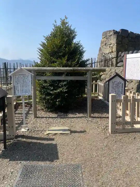 眞田神社の{uncategorized: "未分類", other: "その他", undefined: "問題あり", building: "その他建物", grave: "お墓", sacred_gate: "鳥居", guardian: "狛犬", statue: "像", buddha: "仏像", history: "歴史", nature: "自然", garden: "庭園", animal: "動物", pagoda: "塔", temizu: "手水舎", mountain_gate: "山門・神門", sanctuary: "本殿・本堂", subordinate: "末社・摂社", art: "芸術", scenery: "景色", jizo: "地蔵", ema: "絵馬", goshuin: "御朱印", omikuji: "おみくじ", items: "授与品その他", amulet: "お守り", goshuincho: "御朱印帳", eats: "食事", festival: "お祭り", votive_dance: "神楽", shichigosan: "七五三参", wedding: "結婚式", experience: "体験その他", initially: "初詣", around: "周辺", anti_infection: "感染症対策"}