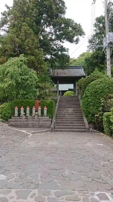 花月院知足寺の山門